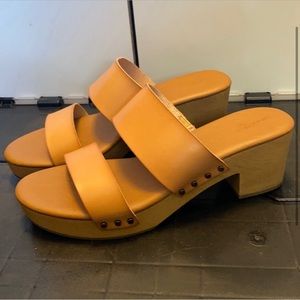 Universal Threads Clog size 11